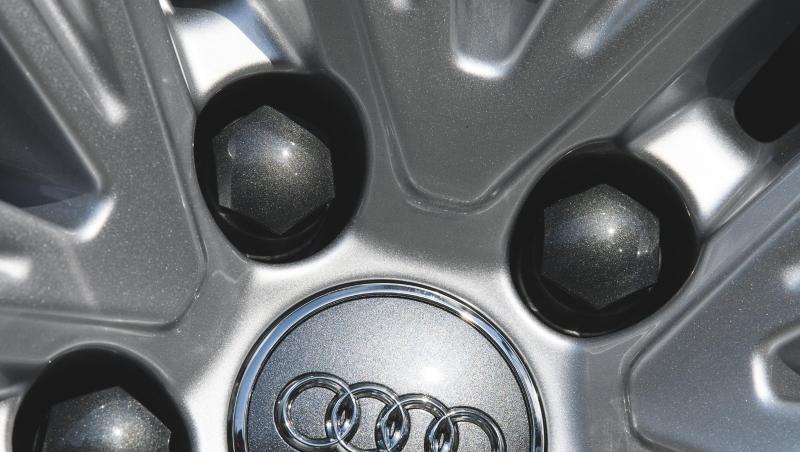 Das Logo des Autoherstellers Audi steht auf einer Felge. Foto: Sebastian Gollnow/Archiv Das Logo des Autoherstellers Audi steht auf einer Felge. Foto: Sebastian Gollnow/Archiv