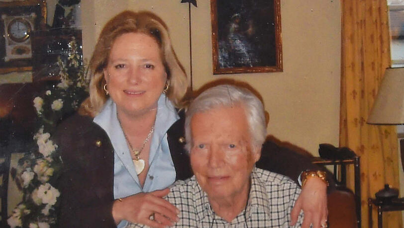 Die damalige Sissy Böhm mit ihrem berühmten Vater Karlheinz Böhm. Die damalige Sissy Böhm mit ihrem berühmten Vater Karlheinz Böhm.