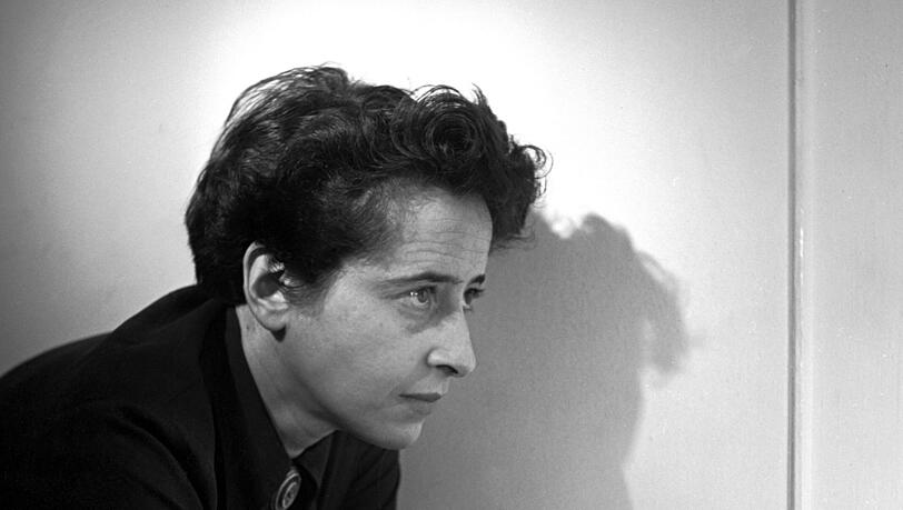 Denken und Rauchen gehören für Hanna Arendt zusammen: hier fotografiert von Fred Stein 1944 in New York, wohin die Philosophin und politische Denkerin über Paris emigriert war und dort 1951 die amerikanische Staatsbürgerschaft bekam.