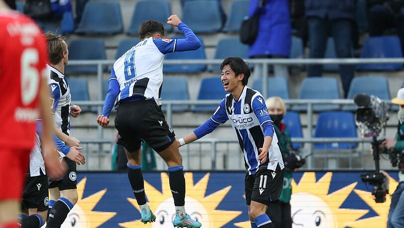 Masaya Okugawa (r) sorgt mit seinem Treffer für den 1:0-Sieg von Arminia Bielefeld gegen den 1. FC Union Berlin.