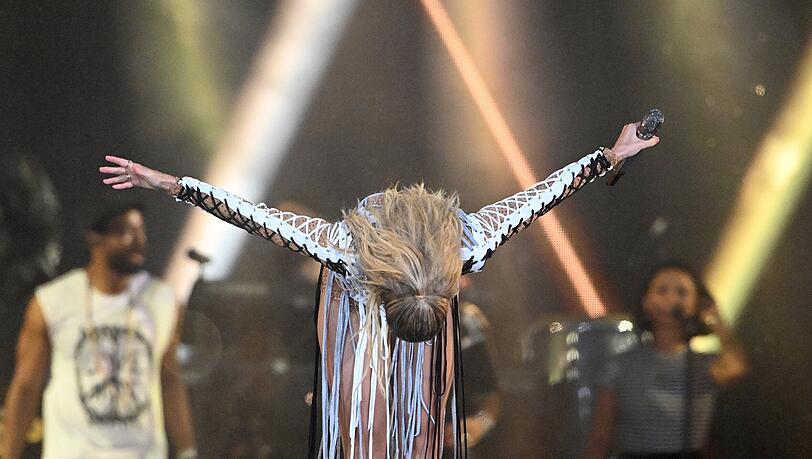 Helene Fischer bedankt sich bei ihren Fans. Helene Fischer bedankt sich bei ihren Fans.
