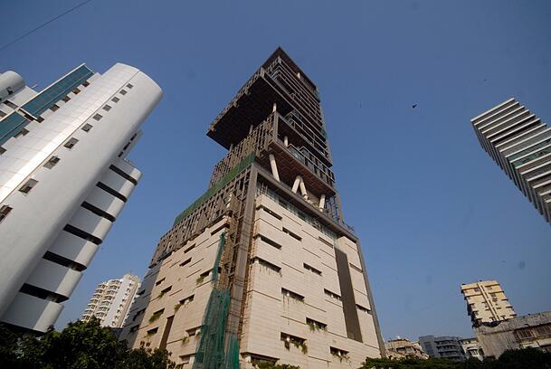 Blick auf das 27-stöckige Antilia (r). Blick auf das 27-stöckige Antilia (r).