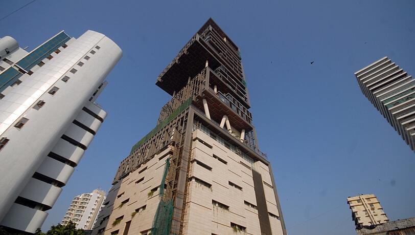 Blick auf das 27-stöckige Antilia (r). Blick auf das 27-stöckige Antilia (r).