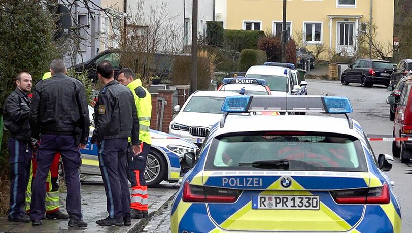 Polizei und Notarzt stehen vor dem Haus in Regensburg.