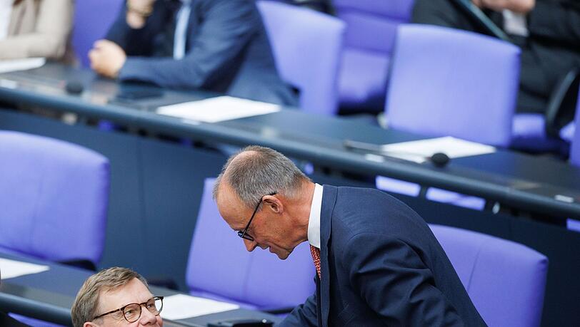 Außenkanzler und Außenminister: Friedrich Merz und Johann Wadephul (beide CDU) während der Generaldebatte zum Haushalt im Bundestag. Außenkanzler und Außenminister: Friedrich Merz und Johann Wadephul (beide CDU) während der Generaldebatte zum Haushalt im Bundestag.