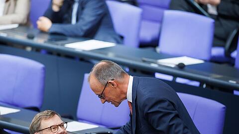 Außenkanzler und Außenminister: Friedrich Merz und Johann Wadephul (beide CDU) während der Generaldebatte zum Haushalt im Bundestag.