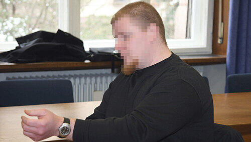 Rastete wegen einer Zigarette aus: Der Messebauer Heinz H. (31) wurde gestern wegen gefährlicher Körperverletzung verurteilt. Rastete wegen einer Zigarette aus: Der Messebauer Heinz H. (31) wurde gestern wegen gefährlicher Körperverletzung verurteilt.