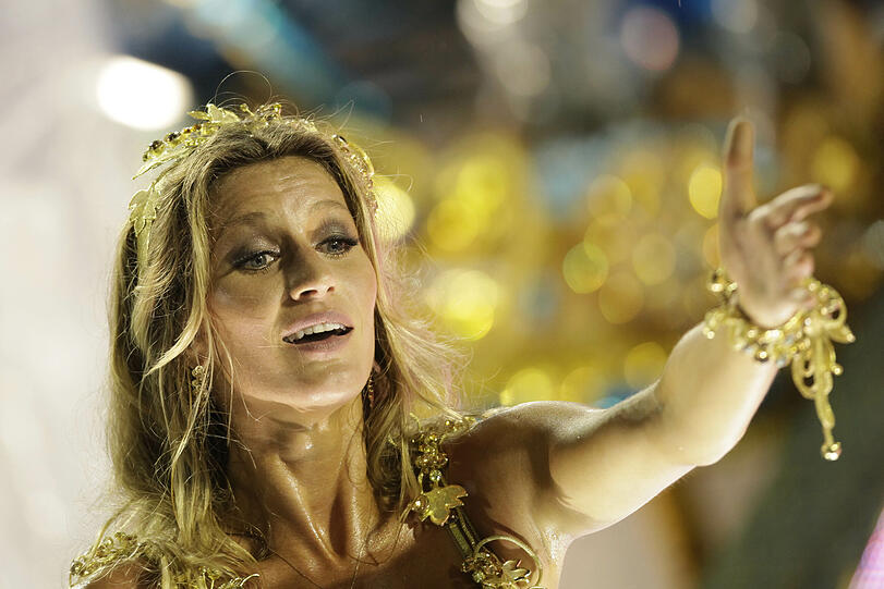Nackte Haut, Samba und bunte Farben: Promis amüsieren sich in Rio. Mit dabei: Pamela Anderson, Gisele Bündchen, Fußball-Star Ronaldinho und Schauspieler Jude Law