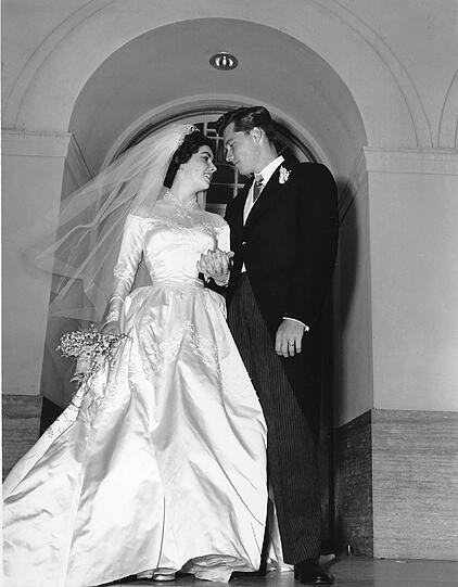 ...Conrad Nicholson "Nicky" Hilton Jr. verheiratet. Die Ehe mit dem Hotelerben hielt jedoch nur ein Jahr - 1951 ließ sich Elizabeth Taylor scheiden und...