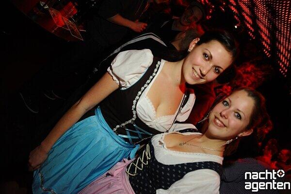 Eine Trachtendichte fast wie auf der Wiesn finden Sie beim "Heimatabend" im 8 Below. Mehr Bilder unter: www.nachtagenten.de