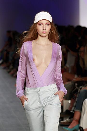 Die Mädchen dürfen auf dem Laufsteg nicht zimperlich sein: Bei der Fashion Week gibt's fast keine Show ohne (fast) nackte Brüste. Die Busenblitzer der sexy Models...
