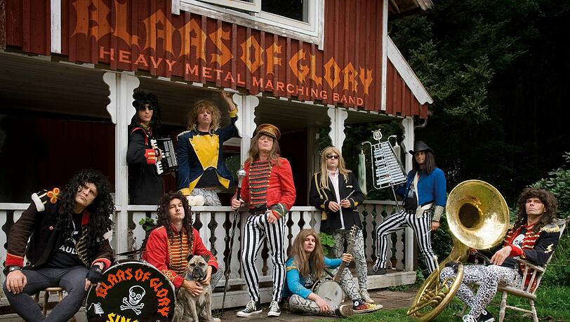 Könnte sein, dass es den Musikern von „Blaas Of Glory“ heute etwas warm unter ihren Perücken wird. Könnte sein, dass es den Musikern von „Blaas Of Glory“ heute etwas warm unter ihren Perücken wird.