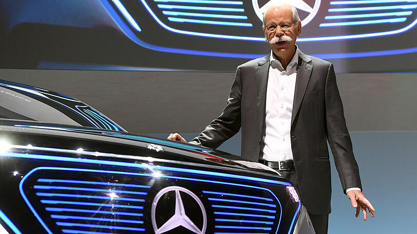 Daimler-Chef Dieter Zetsche mit einem Mercedes-Benz EQ Concept.