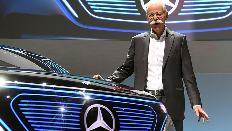 Daimler-Chef Dieter Zetsche mit einem Mercedes-Benz EQ Concept. Daimler-Chef Dieter Zetsche mit einem Mercedes-Benz EQ Concept.
