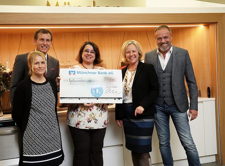 Sabine Öfner (Mitte) nimmt den Scheck für die Auffangstation für Reptilien entgegen. Ihr gratulieren (v. l.) Münchens Sozialreferentin Dorothee Schiwy, Michael Dandorfer (Vorstandsmitglied Münchner Bank), Sandra Bindler (Vorstandsvorsitzende Münchner Bank) und AZ-Chefredakteur Michael Schilling.