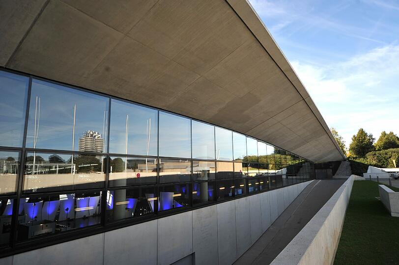 Hier in der Kleinen Olympiahalle ist heuer wieder die Münchner Immobilien Messe, kurz MIM.