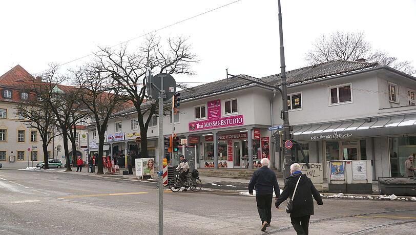 ... so sieht es an dem Platz am Mittag an einem normalen Werktag aus. ... so sieht es an dem Platz am Mittag an einem normalen Werktag aus.