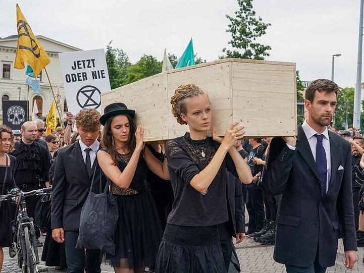Ungewohnt politisch: Teilnehmer des Wave-Gotik-Treffens demonstrieren auf einem Trauermarsch für die Rettung aussterbender Arten.