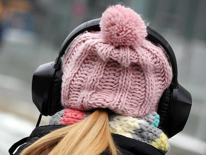 Aufgrund der oft fröhlichen Melodien seien diese Inhalte bei Popsongs aber meist schwieriger auszumachen, so die Forscher.