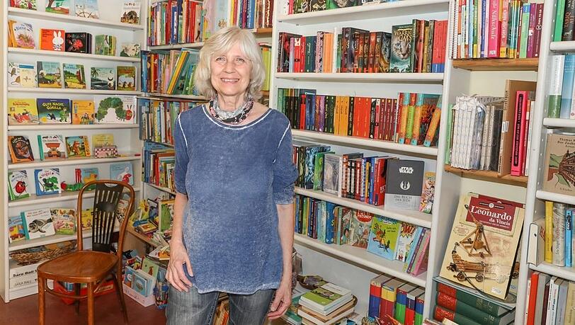 Inge Kindermann hat für ihre "Büchergalerie" im Westend einen neuen Laden gefunden. Sie liefert auch weiter mit dem Radl aus.