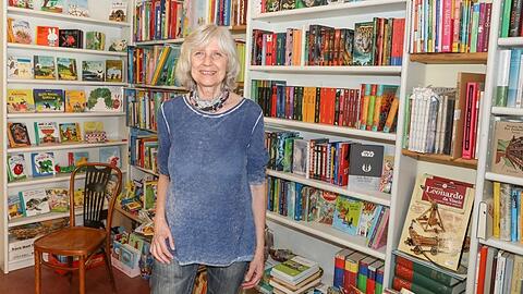 Inge Kindermann hat für ihre "Büchergalerie" im Westend einen neuen Laden gefunden. Sie liefert auch weiter mit dem Radl aus.