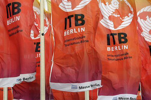 Fahnen mit dem Logo der ITB vor dem Messegelände in Berlin