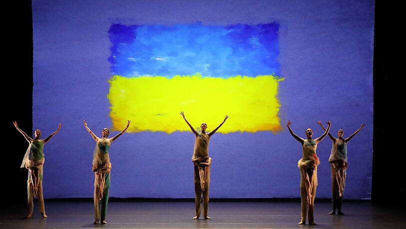 Die ukrainischen Farben am Ende von Alexei Ratmanskys Mussorgsky-Ballett "Bilder einer Ausstellung". Die ukrainischen Farben am Ende von Alexei Ratmanskys Mussorgsky-Ballett "Bilder einer Ausstellung".