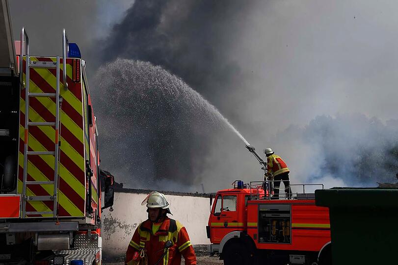 Ein aufgrund der starken Rauchentwicklung kilometerweit sichtbares Großfeuer auf einem Bauernhof in Freising hat zur teilweisen Einstellung des Flugverkehrs am Münchner Flughafen geführt.