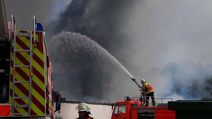 Ein aufgrund der starken Rauchentwicklung kilometerweit sichtbares Großfeuer auf einem Bauernhof in Freising hat zur teilweisen Einstellung des Flugverkehrs am Münchner Flughafen geführt.