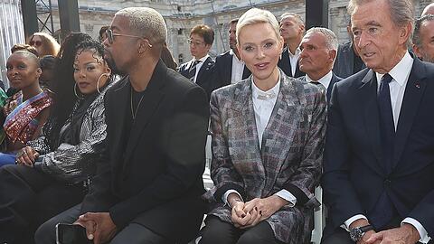 Janet Jackson, Joey Harris, Charlène von Monaco und Bernard Arnault (v.l.) bei der Louis-Vuitton-Show am Dienstag in Paris.