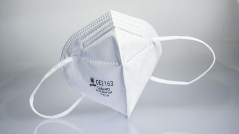 Eine FFP2-Maske liegt auf einem Leuchttisch.