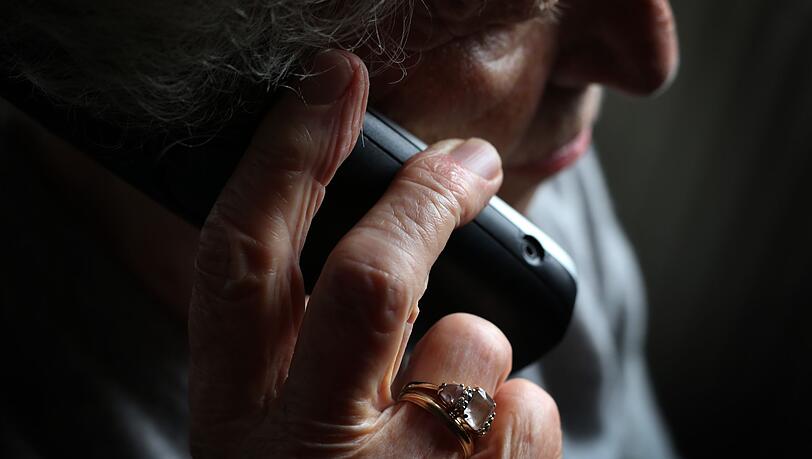 Die 80-Jährige übergab im Laufe des Abends den Schmuck an die Betrüger. (Symbolbild)
