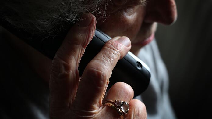 Die 80-Jährige übergab im Laufe des Abends den Schmuck an die Betrüger. (Symbolbild)