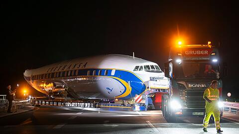 Per Schwertransport kommt das historische Flugzeug nach Frankfurt.
