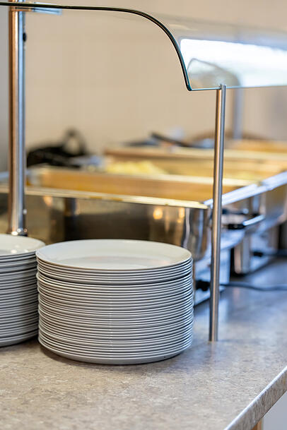 Porzellan statt Einweggeschirr f&uuml;r Produktionsmitarbeiter am Set: Die Macher von "Dahoam is Dahoam" setzen ein klares Zeichen f&uuml;r Umweltbewusstsein.