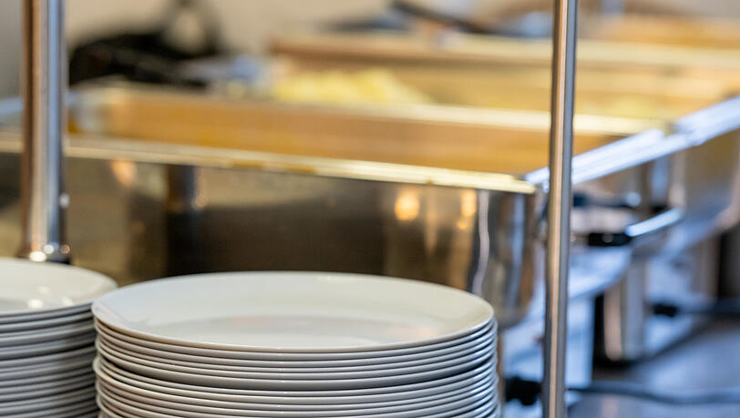 Porzellan statt Einweggeschirr f&uuml;r Produktionsmitarbeiter am Set: Die Macher von "Dahoam is Dahoam" setzen ein klares Zeichen f&uuml;r Umweltbewusstsein.