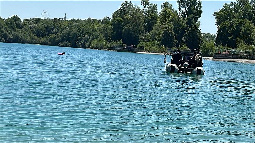 Die Polizei ist mit Boot und Flugdrohne auf der Suche nach dem 29-Jährigen. Die Polizei ist mit Boot und Flugdrohne auf der Suche nach dem 29-Jährigen.