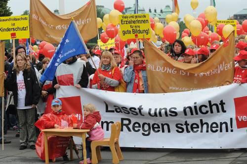 Mehr Gehalt und bessere Gesundheitsbedingungen fordern die Erzieherinnen.