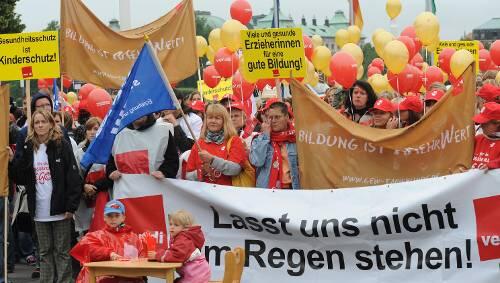 Mehr Gehalt und bessere Gesundheitsbedingungen fordern die Erzieherinnen. Mehr Gehalt und bessere Gesundheitsbedingungen fordern die Erzieherinnen.