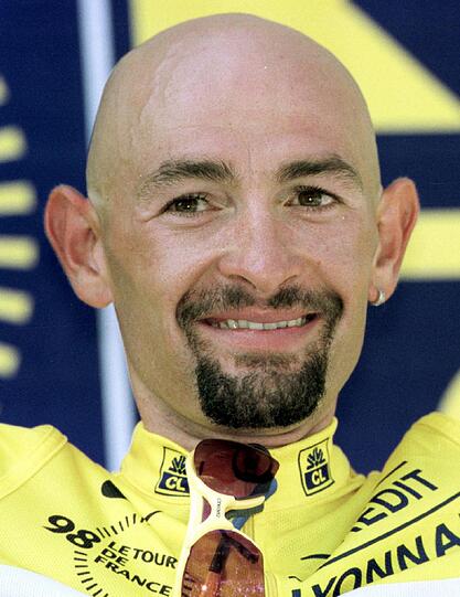 Marco Pantani (34&dagger;) - Der italienische Rad-Star siegte 1998 beim Giro d&rsquo;Italia und bei der Tour de France. Doch Pantani, der meist mit Kopftuch fuhr und daher den Spitznamen Pirat erhielt, wurde ein Jahr später des Dopings überführt. 2001 wurden bei einer Razzia erneut verbotene Mittel gefunden und Pantani zu einer Geldstrafe verurteilt. Er zog sich mehr und mehr zurück, wandte sich stattdessen immer mehr den Drogen zu. Dazu kamen psychische Probleme. 2003 wurde er in eine Nervenanstalt eingewiesen. 2004 fand man ihn in Rimini tot in einem Hotelzimmer. Eine Kokain-Überdosis.