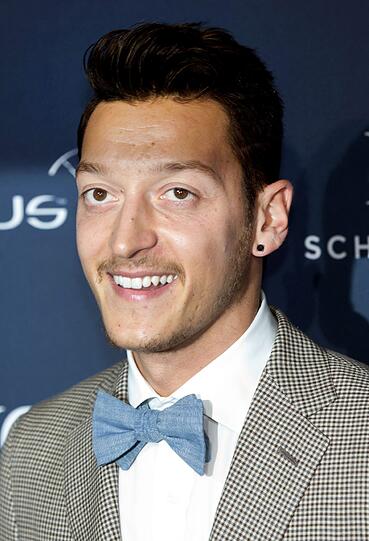 Promis mit Bärtchen: Für den guten Zweck ließen sich Markus Lanz und Mesut Özil einen Oberlippenbart wachsen.