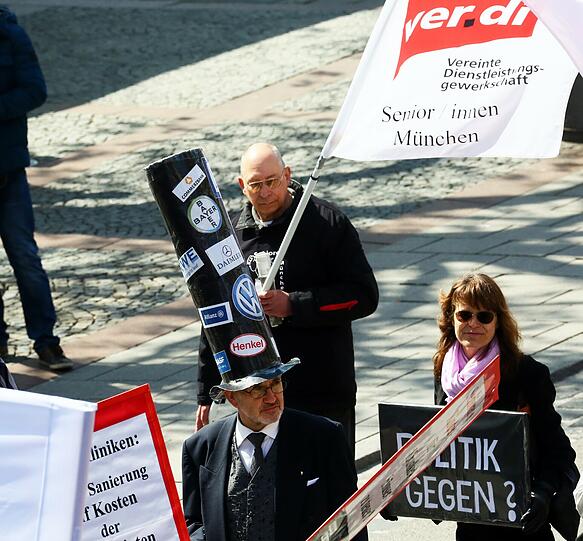 Gut gefüllt: Bei der Rede von Dieter Reiter drängen sich die Menschen auf dem Marienplatz.