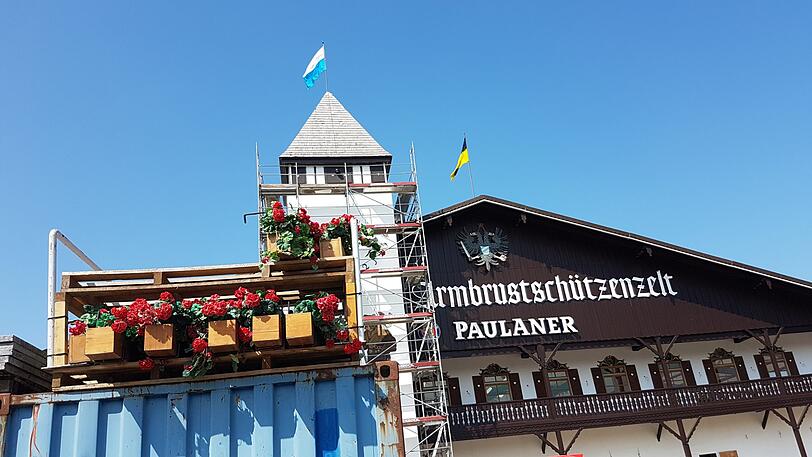 Blumendeko am Armbrustschützen-Zelt.
