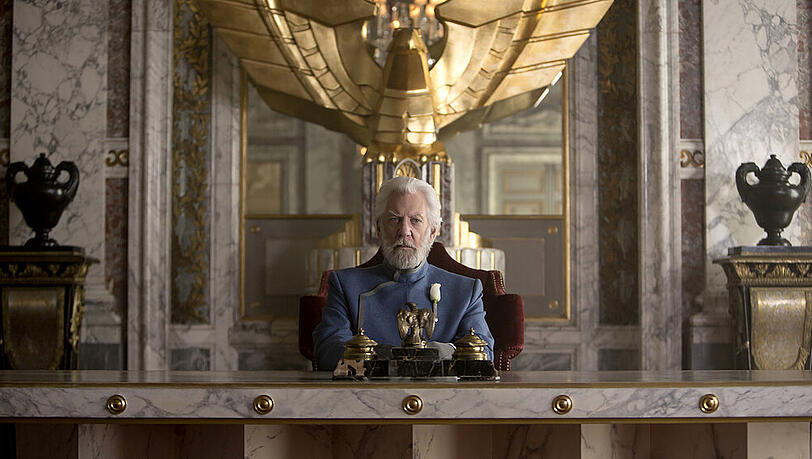 Donald Sutherland als Coriolanus Snow in "Die Tribute von Panem - Mockingjay Teil 1". Donald Sutherland als Coriolanus Snow in "Die Tribute von Panem - Mockingjay Teil 1".