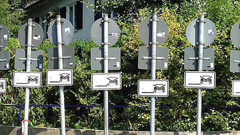Schön aufgestellt in Reih' und Glied: diese acht Verkehrsschilder in Gern.