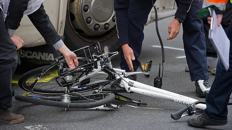 Mit schweren Verletzungen kam die Fahrradfahrerin ins Krankenhaus. (Archivbild)