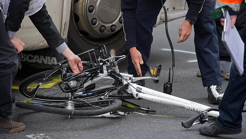 Mit schweren Verletzungen kam die Fahrradfahrerin ins Krankenhaus. (Archivbild) Mit schweren Verletzungen kam die Fahrradfahrerin ins Krankenhaus. (Archivbild)