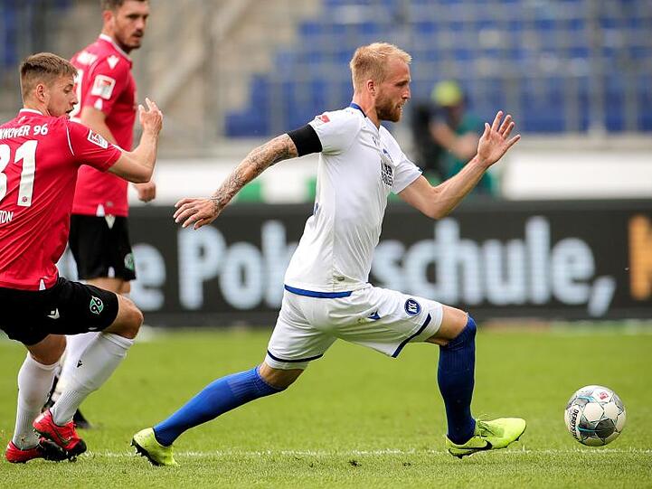 Philipp Hofmann (r) rettete dem KSC einen Punkt in Hannover.