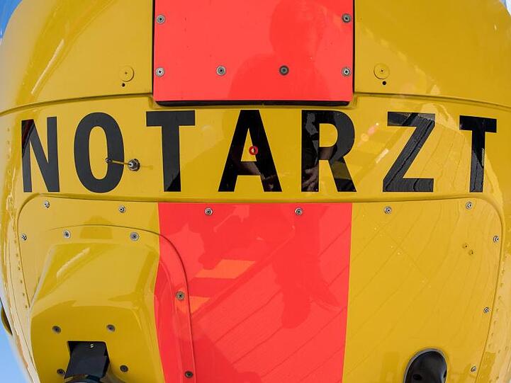 Die Aufschrift Notarzt steht auf der Unterseite eines Rettungshubschraubers. Foto: Fabian Sommer/dpa/Symbolbild
