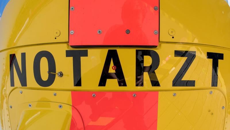 Die Aufschrift Notarzt steht auf der Unterseite eines Rettungshubschraubers. Foto: Fabian Sommer/dpa/Symbolbild Die Aufschrift Notarzt steht auf der Unterseite eines Rettungshubschraubers. Foto: Fabian Sommer/dpa/Symbolbild